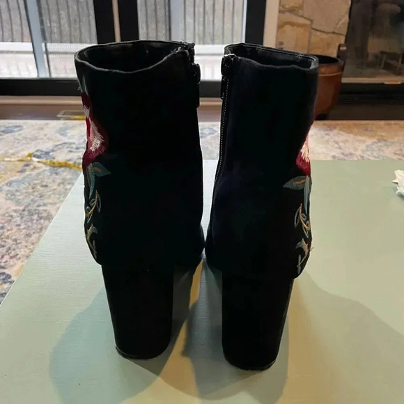 Express Floral Botanical Embroidered Heeled black faux suede Booties, size 8 - Picture 6 of 10